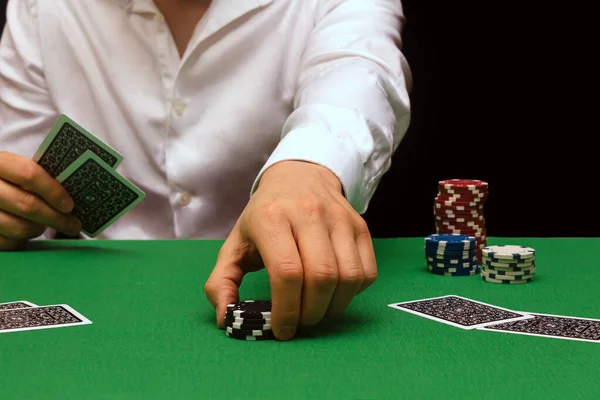 Muž Bílé Košili Hraje Poker Herním Průmyslu Kasinu Noční Klub — Stock fotografie