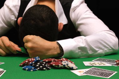 Kumarbaz harap olmuş kumarbaz kumarhanede poker oynayıp çok para kaybediyor. Boşanma, kayıp, yıkım, borç, ludopata kavramı.