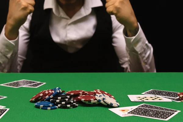 Osoba Nočním Kasinu Hraje Poker Hazardní Peníze Žetony Černé Pozadí — Stock fotografie