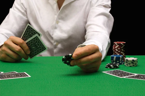 Persona Casinò Notturno Che Gioca Poker Scommettendo Soldi Con Patatine — Foto Stock