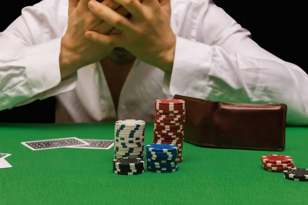 Zničený Hráč Muž Ztrácí Spoustu Peněz Hraním Pokeru Kasinu Hazardní — Stock fotografie