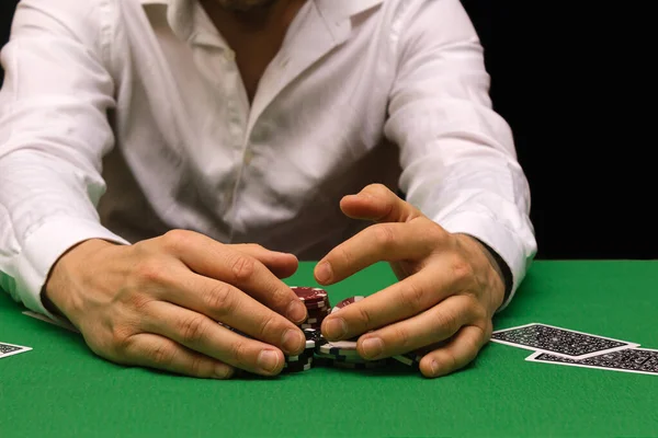 Muž Bílé Košili Hraje Poker Herním Průmyslu Kasinu Noční Klub — Stock fotografie