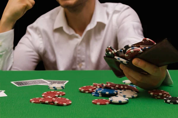 Homem arriscado apostando todas as fichas enquanto joga no cassino e faz  uma aposta vencedora em um cassino, Banco de Video - Envato Elements