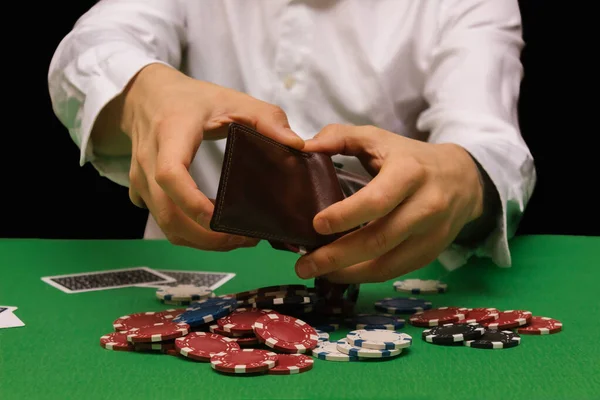 Uomo Giocatore Azzardo Devastato Perdere Sacco Soldi Giocando Poker Nel — Foto Stock