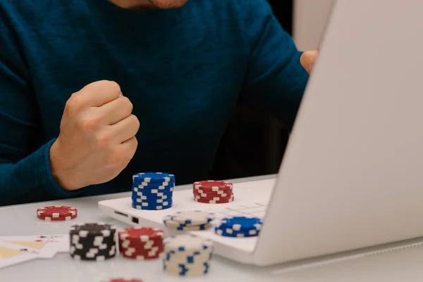 Młody Człowiek Bawiący Się Komputerem Stronach Zakładów Kasyno Online Poker — Zdjęcie stockowe