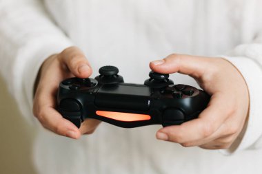 Oyun sahası olan ve video oyunları oynayan bir kadının ellerine odaklan. joystick, oyun denetleyici, kopyalama alanı olan beyaz arkaplan.