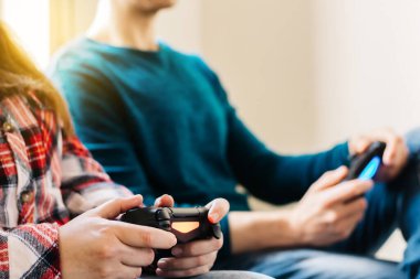 Erkek, kadın, iki kişinin portresi, çekici, çekici, neşeli, neşeli, pozitif, erkek, kadın, oyun, online istasyon, eğlence, aydınlık, beyaz, tarz, otel, ev