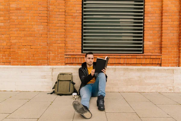 Joven Estudiante Con Rasgos Hispanos Latinos Leyendo Libro Aire Libre —  Fotos de Stock