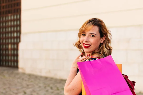 Retrato Una Mujer Girando Sonriendo Felizmente Calle Con Bolsas Colores —  Fotos de Stock