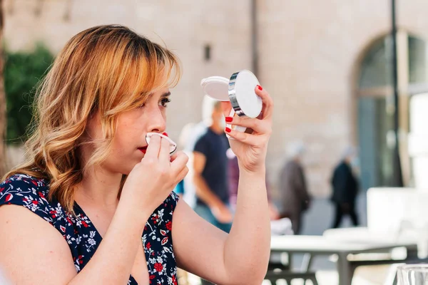 Hermosa Mujer Haciendo Labio Misma Mujer Adulta Retocando Maquillaje Calle —  Fotos de Stock