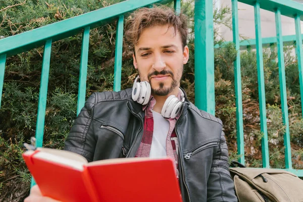 Erwachsener Mann Liest Auf Der Straße Ein Buch Literaturbegriff Examen — Stockfoto