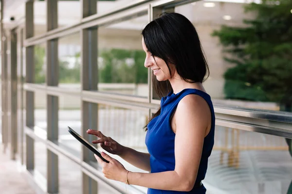 Elegante Mujer Negocios Pie Oficina Utilizando Tablet Mid Digital Mujer —  Fotos de Stock