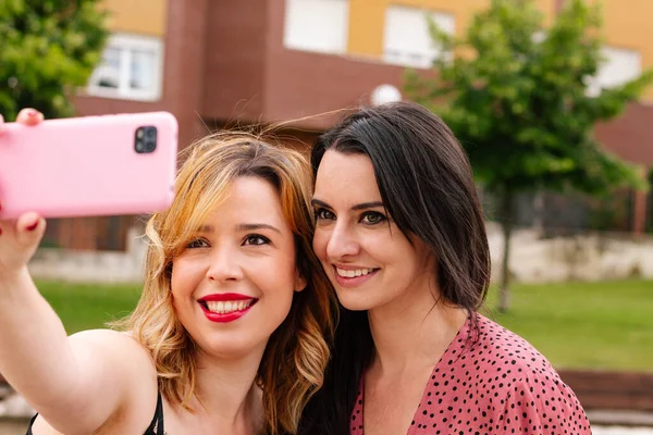 Amigos Femeninos Tomando Una Foto Aire Libre Con Teléfono Inteligente — Foto de Stock
