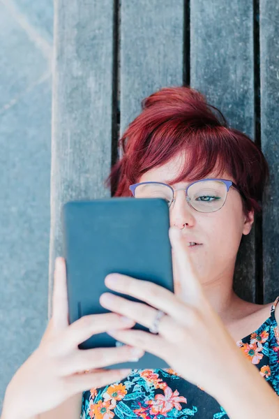 Imagen Vertical Una Joven Estudiante Con Gafas Leyendo Libro Electrónico —  Fotos de Stock