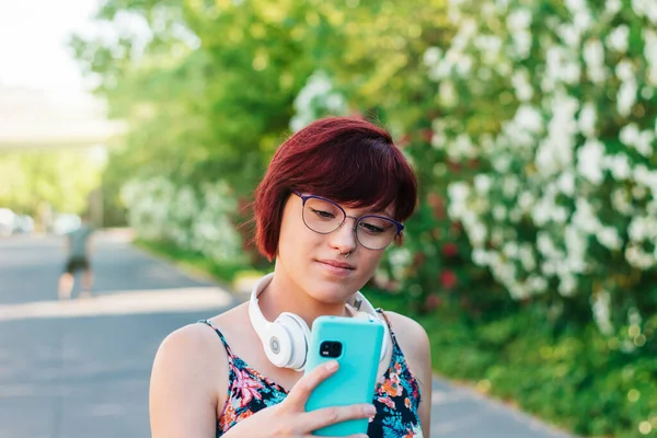 Mujer Adulta Joven Con Gafas Auriculares Utilizando Teléfono Móvil Aire —  Fotos de Stock