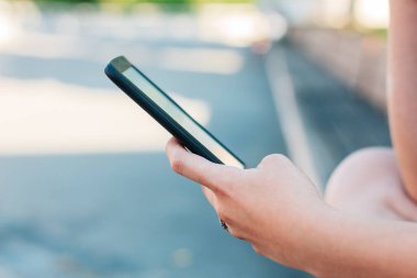 Kopyalama alanı olan bir kitap ya da elektronik tablet kullanan kişinin eli