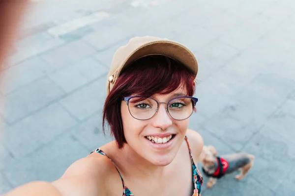 Hermosa Chica Moderna Elegante Tomando Selfie Parque — Foto de Stock