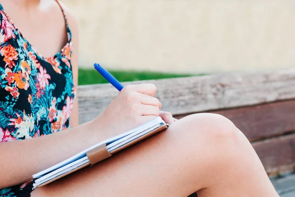 Junges Mädchen Mit Bleistift Notizbuch Oder Persönlichem Tagebuch Freien — Stockfoto