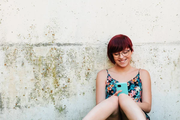 Mujer Alegre Navegando Con Smartphone Colina Verde —  Fotos de Stock