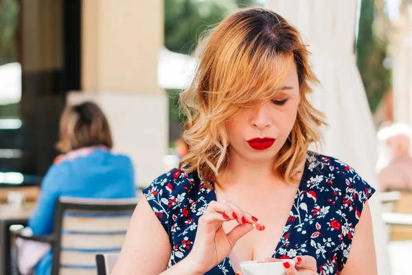 Mujer Dieta Con Ganas Comer Pasteles Dulces Aire Libre —  Fotos de Stock