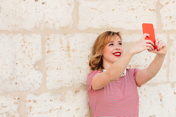 Blondynka Kaukaska Kobieta Używa Telefonu Komórkowego Ulicy Robienia Selfie — Zdjęcie stockowe
