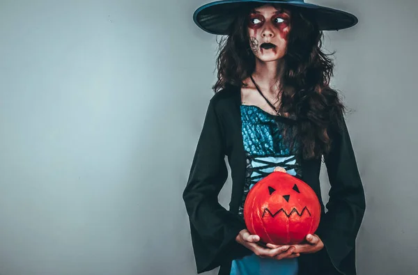 Une Fille Costume Halloween Avec Une Citrouille Dans Les Mains — Photo