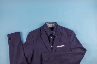 Üzerinde metin olan mavi bir arkaplanda duran ceketin üstü düz, yakın plan yatar..