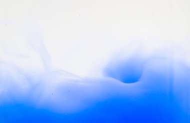 Beyaz kenarlı kıvrımlı, soyut mavi arkaplan.