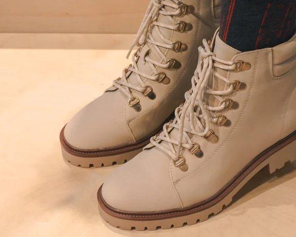 Beige Schuhe Rechts Auf Hellem Holzhintergrund Mit Platz Für Text — Stockfoto