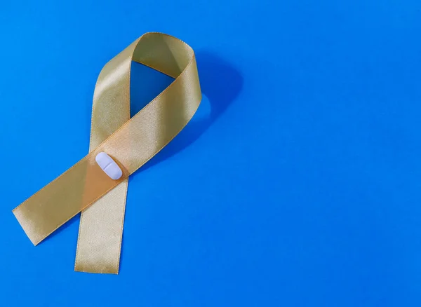 Κίτρινο Κορδέλα Λευκό Χάπι Στα Αριστερά Μπλε Φόντο Και Χώρο — Φωτογραφία Αρχείου