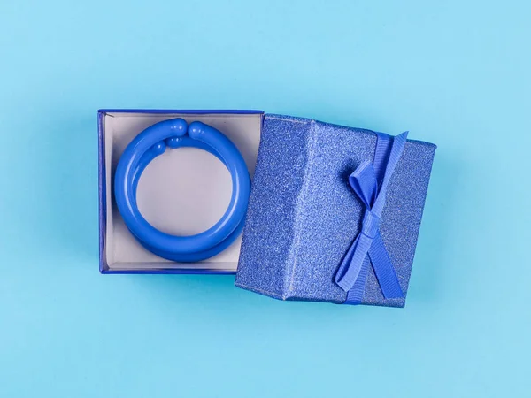 Відкрита Коробка Дитячим Подарунком Всередині Лежить Посередині Синьому Фоні Вид — стокове фото