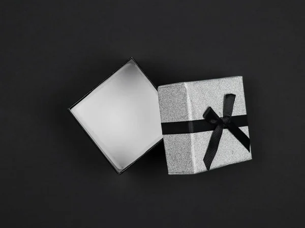Eine Offene Geschenkschachtel Liegt Der Mitte Auf Schwarzem Hintergrund Nahaufnahme — Stockfoto