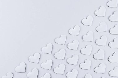 Sağ tarafta köşegen çizgileri olan soyut arkaplan, sol tarafta metin için boşluk, üst görünüm yakın plan.