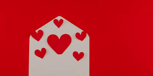 Sobre Blanco Corazones Papel Izquierda Sobre Fondo Rojo Con Espacio —  Fotos de Stock