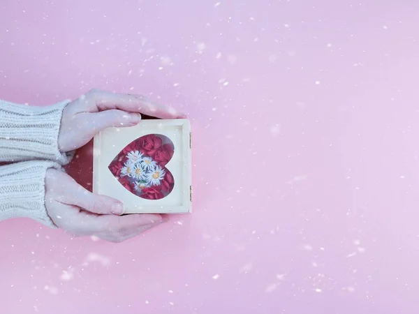 Uma Mulher Segurando Uma Caixa Com Uma Forma Coração Flores — Fotografia de Stock