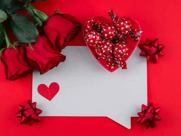Білий Аркуш Три Троянди Стрічка Цукерки Паперове Серце Червоному Тлі — стокове фото