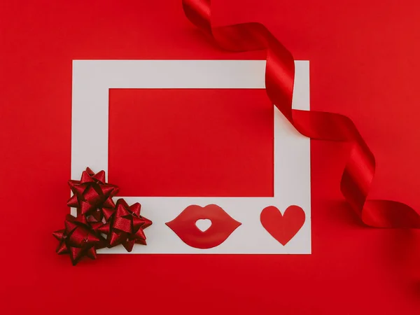 White Frame Ribbon Smile Heart Red Background Top View Close — Zdjęcie stockowe