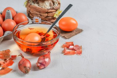 Yumurta, kabuklu soğan ve arka planda doğal boya olan bir kase. Sağ tarafta yazı için yer var. Yakın çekim..