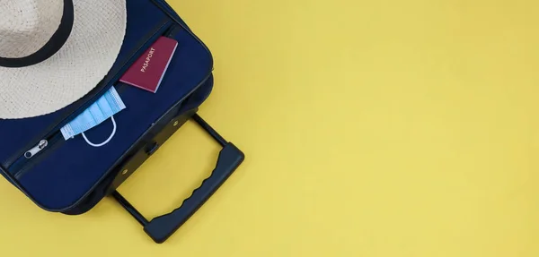 Koffer Paspoort Masker Strohoed Links Tegen Een Gele Achtergrond Met — Stockfoto