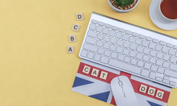 Keyboard British Flag Coffee Wooden Cubes Letters Words Lie Right — Stock Photo, Image