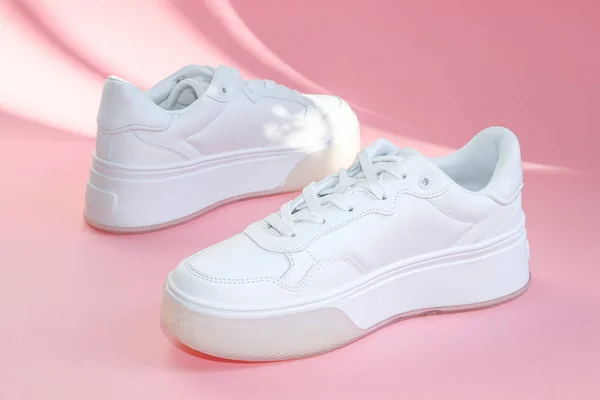 Weiße Turnschuhe Liegen Isoliert Diagonal Auf Rosa Hintergrund Seitenansicht Nahaufnahme — Stockfoto