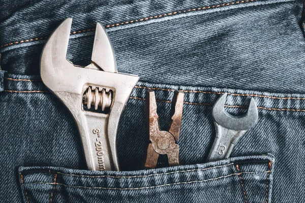 Kot pantolon cebinde inşaat araçları, yan görünüm yakın plan.