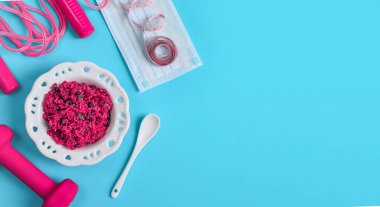 Sağlık ürünleri ve aksesuarları solda mavi bir arkaplanda, sağda yazı için yer var, üstten yakın çekim..