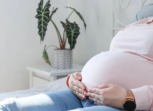 Ciężarna Kobieta Leżąca Łóżku Trzymająca Brzuch Rękami Widok Bliska — Zdjęcie stockowe