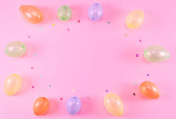 Balões Coloridos Com Confete Estão Uma Moldura Oval Fundo Rosa — Fotografia de Stock