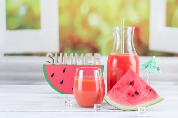 Eine Wassermelone Und Ein Glas Saft Stehen Auf Einem Weißen — Stockfoto