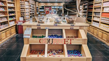 Belçika, Brüksel - 24 Mayıs 2021 Çikolatalar kutularda ve toplu halde mağazanın yuvarlak ahşap rafında, yakın çekimde.