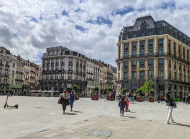 Belçika, Brüksel - 24 Mayıs 2021 Merkez Meydanı 'ndaki antik binalar ve yürüyen turistler, yakın görüş.