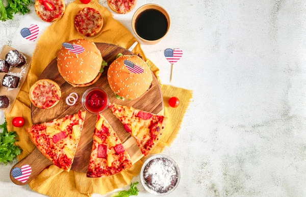 Hamburguesas Americanas Con Pizza Ensalada Brownie Café Una Bandera Forma —  Fotos de Stock