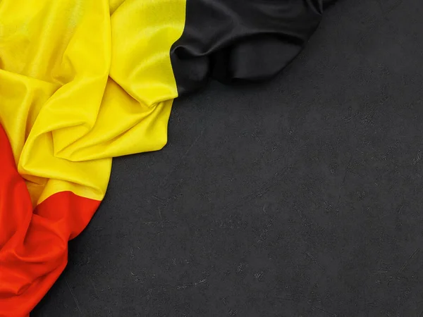 Belçika bayrağı siyah bir arkaplanda sağda metin için boşluk, en üstte ise yakın plan.